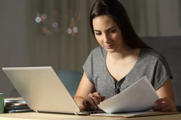 Lavoratori Autonomi Confrontano Documenti Online Fino Tarda Ora Nella Notte — Foto Stock