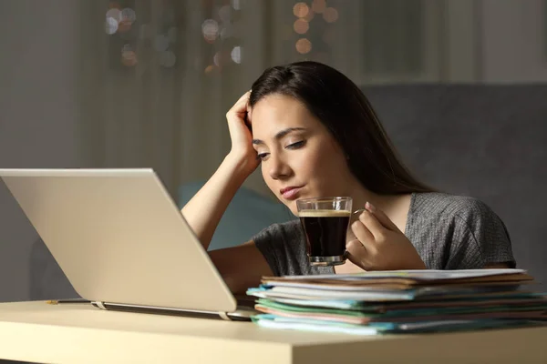 家で夜の遅い時間の作業眠い自己雇用保持のコーヒー カップ — ストック写真