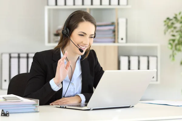 Glad Telefonförsäljare Har Videokonferens Med Laptop Som Viftar Med Handen — Stockfoto