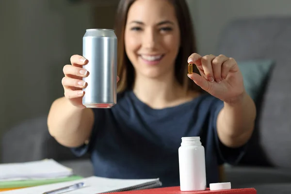 Estudante Feliz Mostrando Uma Bebida Energética Estanho Suplementos Vitamínicos Casa — Fotografia de Stock