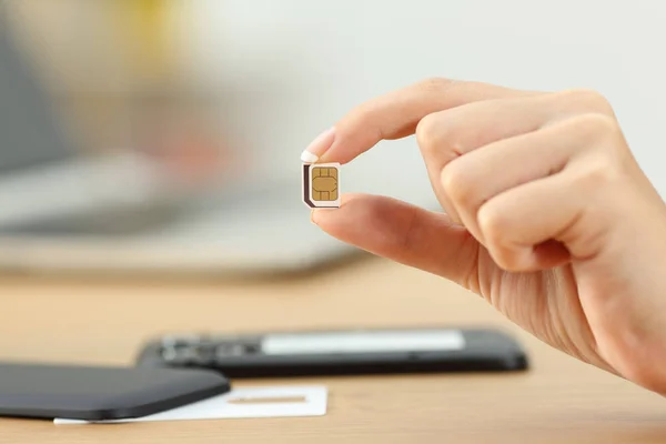 Närbild Kvinna Hand Som Håller Ett Micro Sim Kort Med — Stockfoto