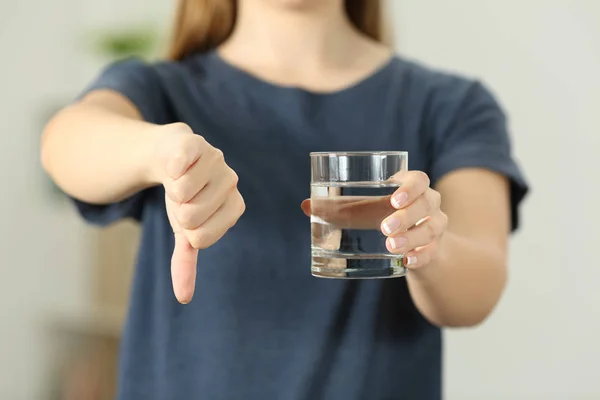 Närbild Kvinna Händer Håller Ett Vatten Glas Med Tummen Ner — Stockfoto