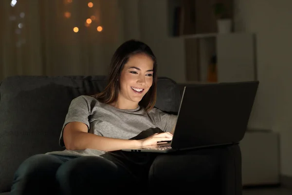 Kobieta Pomocą Laptopa Nocy Siedząc Kanapie Salonie Domu — Zdjęcie stockowe