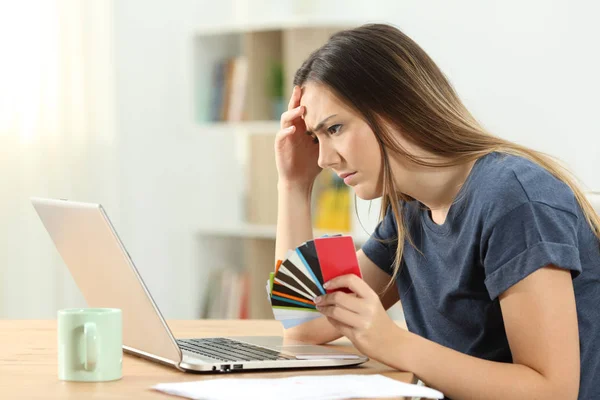 Side View Porträtt Orolig Shopper Håller Flera Kreditkort Kontroll Online — Stockfoto