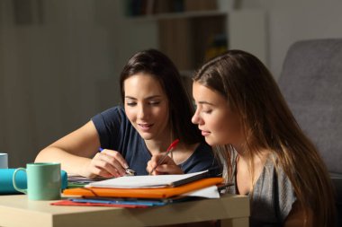 Her gece evde öğrenmek için yardım öğrenciler