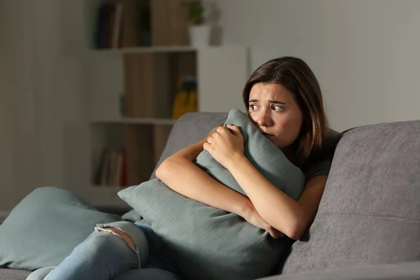 Adolescente Asustado Casa Abrazando Almohada Sentado Sofá Sala Estar Casa —  Fotos de Stock