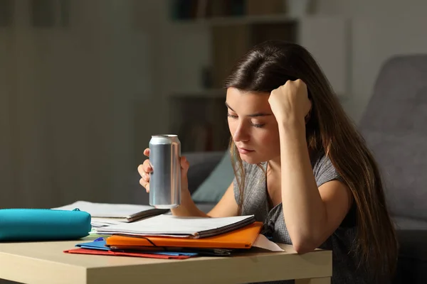 Estudiante Preparando Examen Memorizar Notas Celebración Bebida Energética Noche Casa —  Fotos de Stock