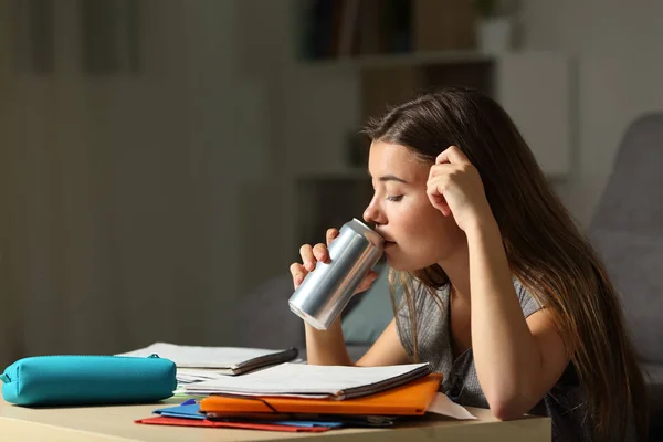 Adolescente Estudioso Estudando Bebida Energética Enquanto Estuda Noite Casa — Fotografia de Stock