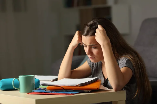 Flitig Student Som Studerar Hårt Sent Natt Hemma — Stockfoto