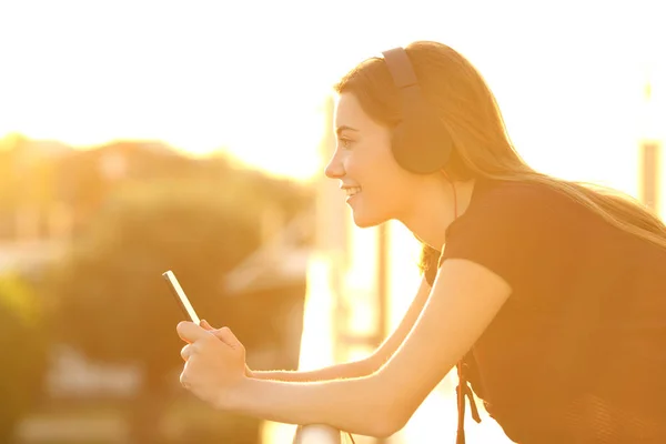 Portrait Latéral Adolescent Écoutant Musique Coucher Soleil Sur Balcon — Photo