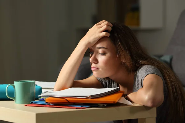 Estudante Cansado Tentando Estudar Noite Casa — Fotografia de Stock