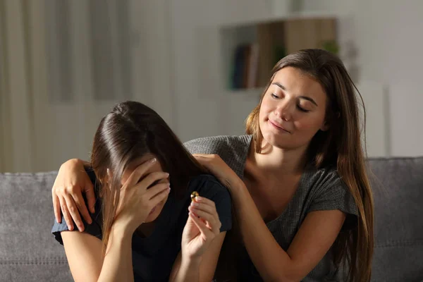 Wanita Jahat Senang Tentang Perpisahan Seorang Teman Yang Duduk Sofa — Stok Foto