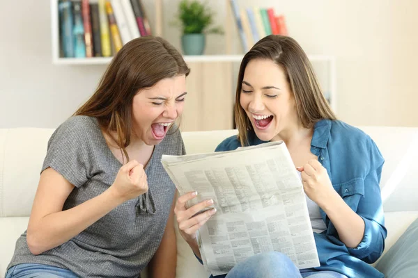 Aufgeregte Freunde Die Hause Auf Der Couch Wohnzimmer Zeitungsnachrichten Lesen — Stockfoto