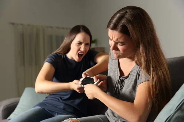 Dua Teman Atau Saudari Berkelahi Demi Ponsel Pintar Yang Duduk — Stok Foto