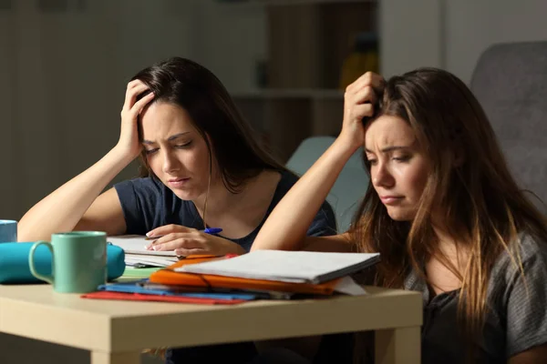 Studenti Frustrati Che Studiano Duramente Fino Tardi Notte Casa — Foto Stock