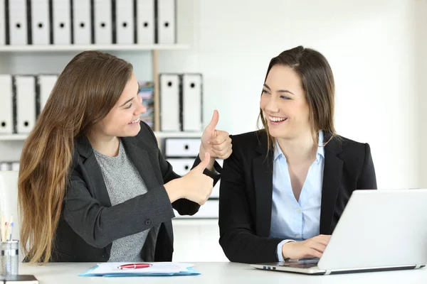 Trabalhadora Escritório Parabenizando Sua Colega Por Bom Trabalho — Fotografia de Stock