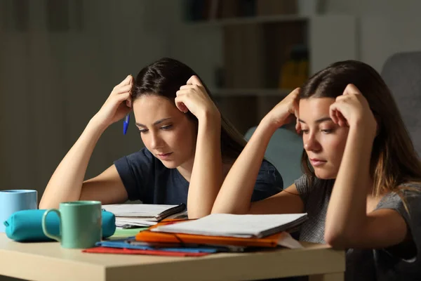 Estudantes Estudiosos Memorizando Notas Preparando Exame Até Tarde Noite Casa — Fotografia de Stock