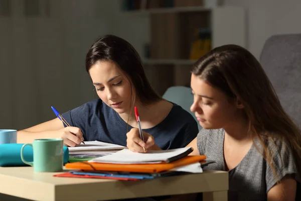 Dwóch Studentów Intelektualny Twardym Późnych Godzin Nocy Domu — Zdjęcie stockowe