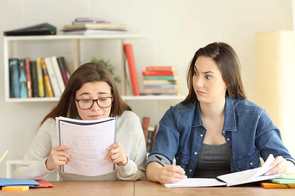 Studenten Har Synsproblemer Hennes Forbløffede Venn Ser Forbløffet – stockfoto