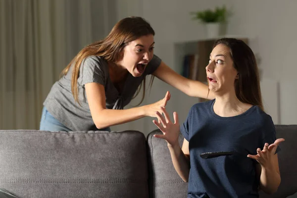Wanita Memberikan Ketakutan Kepada Seorang Teman Duduk Sofa Ruang Tamu — Stok Foto