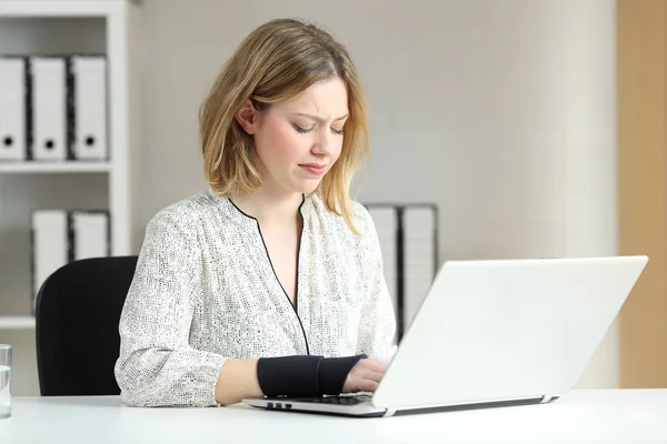 Gehandicapte Kantoor Werknemer Werkt Online Schrijven Een Laptop Pols Pijn — Stockfoto