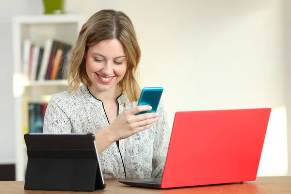 Mulher Feliz Usando Vários Dispositivos Coloridos Uma Mesa Casa — Fotografia de Stock