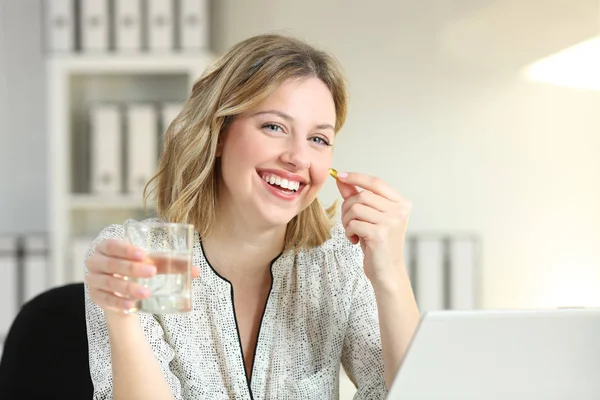 Glückliche Büroangestellte Zeigt Vor Laufender Kamera Eine Vitaminergänzungspille Und Ein — Stockfoto