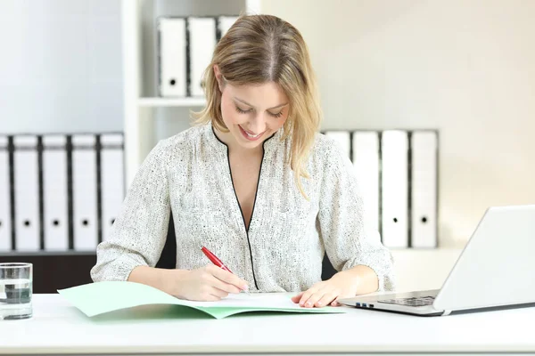 Portrait Première Vue Employé Bureau Chantant Des Contrats Remplissant Des — Photo