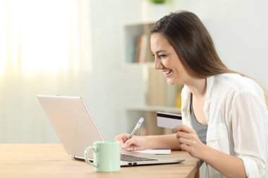 Hatta evde ödeme tüketici yan görünümü portresi