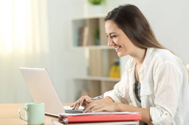 Yan görünümü e-online vasıl ev ile bir dizüstü bilgisayar öğrenme bir öğrenci portresi