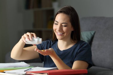 Geç saatlere kadar virtamin evde ek hap alarak öğrenci