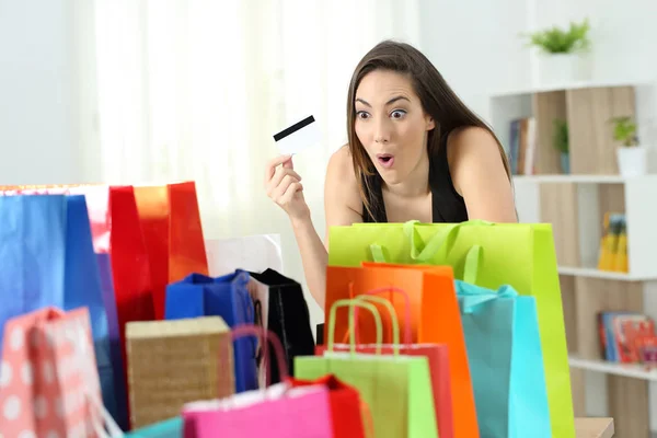 Verbaasd Shopper Kijken Naar Meerdere Aankopen Kleurrijke Boodschappentassen Thuis — Stockfoto