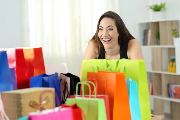 Birkaç Renkli Alışveriş Torbaları Evde Arıyorum Deli Alışverişkoliğin Shopper — Stok fotoğraf