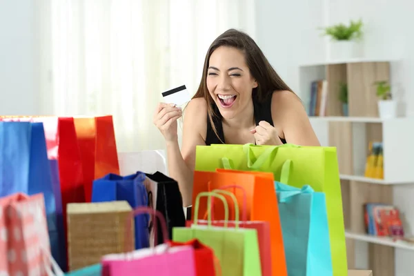 Comprador Animado Olhando Para Várias Compras Sacos Compras Coloridos Casa — Fotografia de Stock