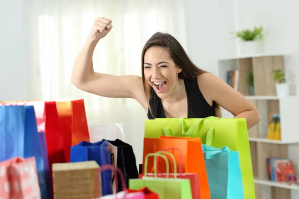 Opgewonden Vrouw Kijken Thuis Meerdere Kleurrijke Boodschappentassen — Stockfoto