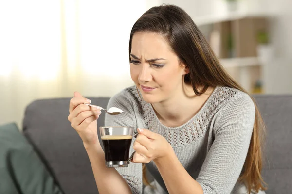 Twijfelachtig Vrouw Gooien Van Suiker Koffie Zittend Een Bank Huiskamer — Stockfoto