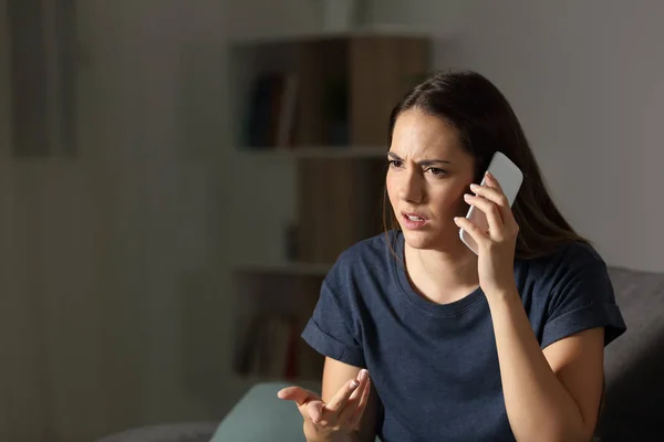 Wanita Frustrasi Mengklaim Telepon Pada Malam Hari Duduk Sofa Rumah — Stok Foto