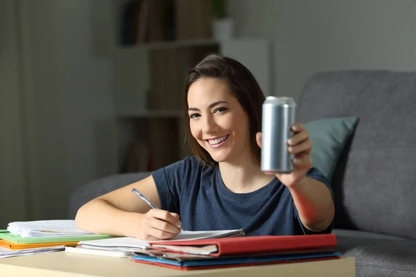 Estudiante Feliz Mostrando Una Lata Bebida Energética Mirando Cámara Noche —  Fotos de Stock