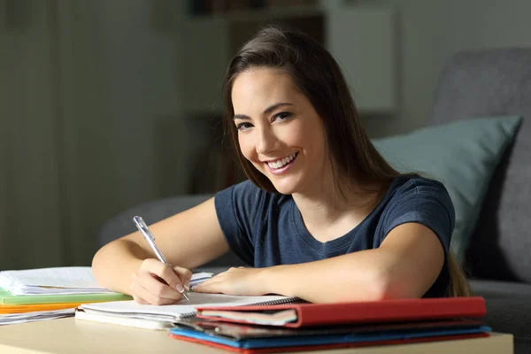 Estudiante Feliz Estudiando Hasta Altas Horas Noche Mirándote Casa —  Fotos de Stock