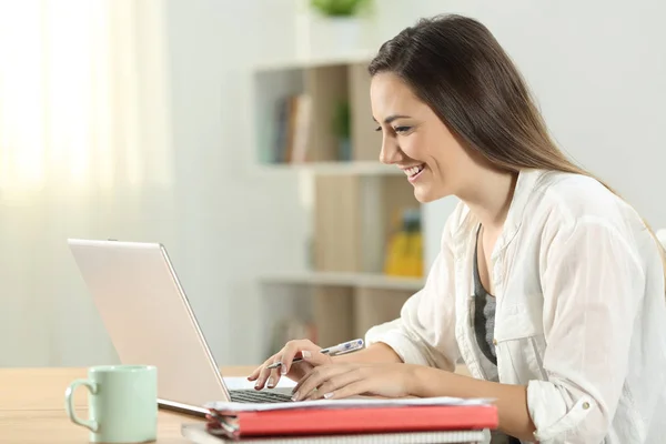 Tampilan Samping Potret Seorang Siswa Learning Online Rumah Dengan Laptop — Stok Foto