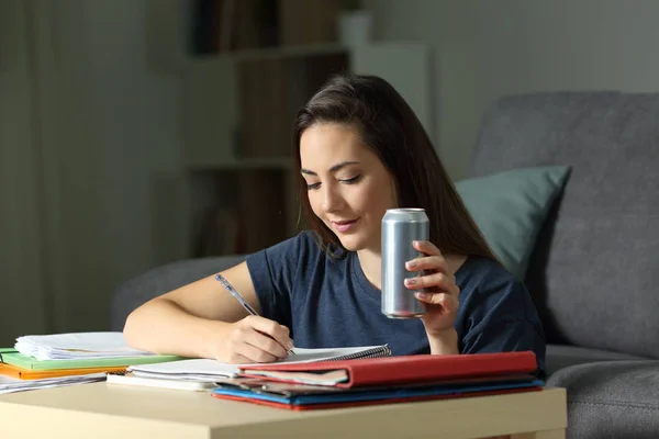 Estudante Feliz Tomar Notas Segurando Bebida Energética Noite Casa — Fotografia de Stock