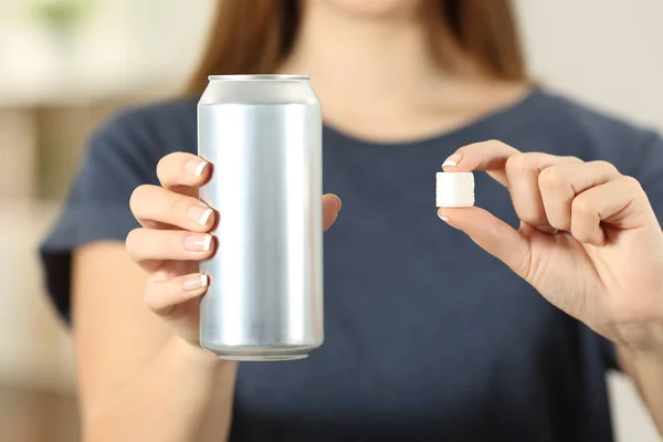 Nahaufnahme Einer Frau Die Eine Getränkedose Und Einen Zuckerwürfel Der — Stockfoto