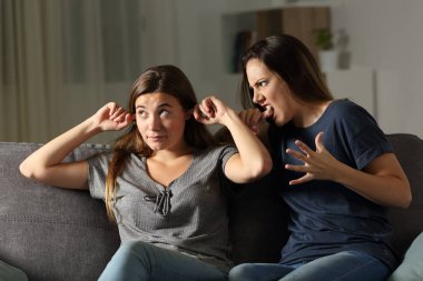 Onu oturma odasında evde bir kanepede oturan görmezden başka bir azar kızgın kadın