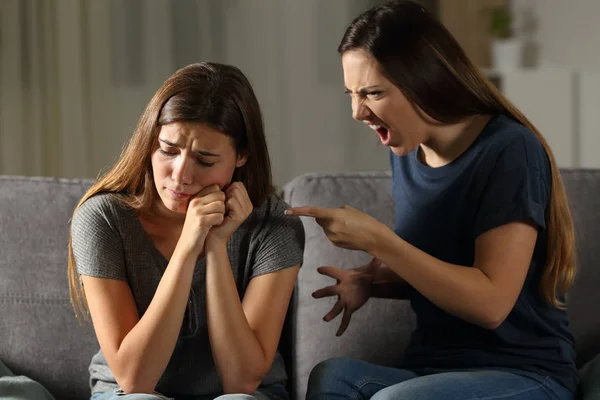 Mujer Enojada Regañando Triste Amiga Sentada Sofá Sala Estar Casa — Foto de Stock