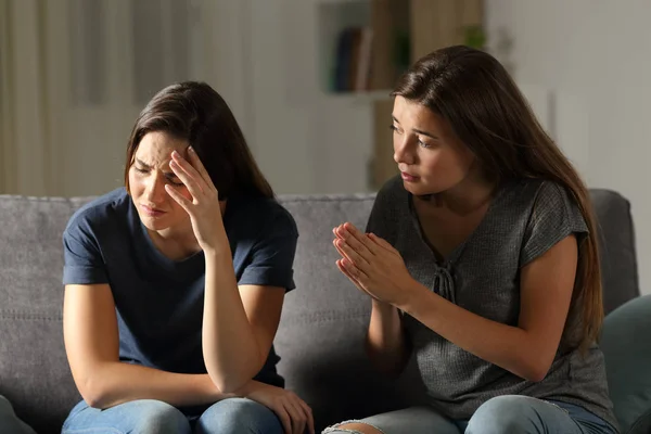 Bedauerndes Mädchen Bittet Ihren Traurigen Freund Der Nacht Hause Verzeihung — Stockfoto