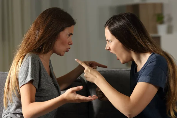 Side View Portrait Two Friends Arguing Shouting Night Home — Stock Photo, Image