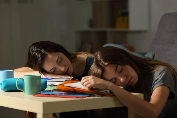 Dua Siswa Yang Lelah Tidur Atas Notebook Setelah Belajar Larut — Stok Foto