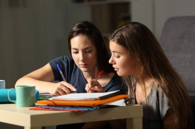 İki konsantre öğrencilerin birlikte geç saatlere kadar yorum notlar evde eğitim