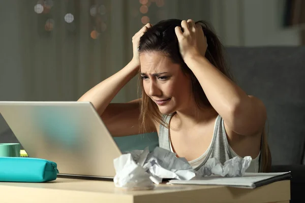 Studente Frustrato Scoprire Errore Online Computer Portatile Nella Notte Casa — Foto Stock