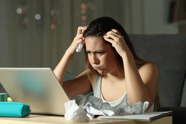 Studente Frustrato Che Studia Online Fino Tardi Notte Casa — Foto Stock